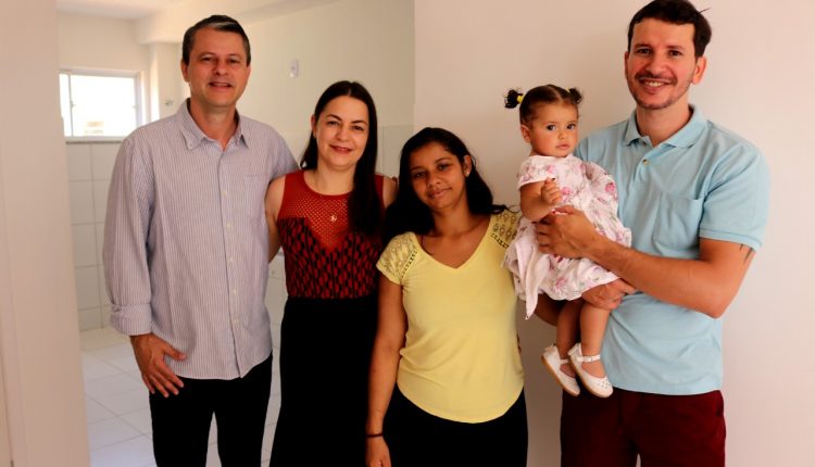 Prefeito Aldo Gondim acompanha famílias durante vistoria das casas do Programa MCMV